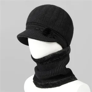 Detalle de gorro de punto negro y calentador de cuello con forro polar para invierno
