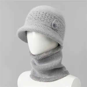 Detalle de conjunto de gorro de punto gris y calentador de cuello con ribete de piel sintética
