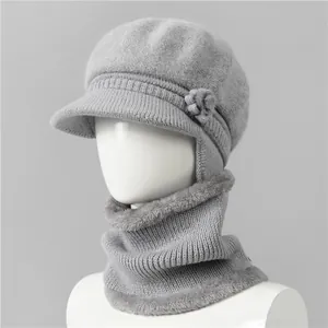Detalle de conjunto de gorro y bufanda de punto gris con ribete de piel sintética