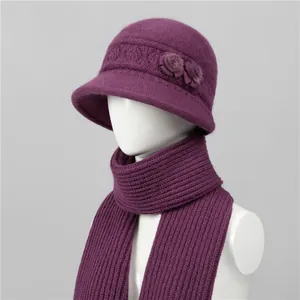Detalle de conjunto de gorro de punto y bufanda morada con adornos florales