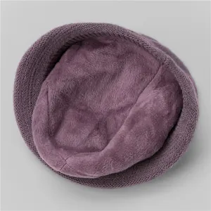 Gorro de punto de invierno para mujer con forro de felpa gruesa y orejeras en color lila
