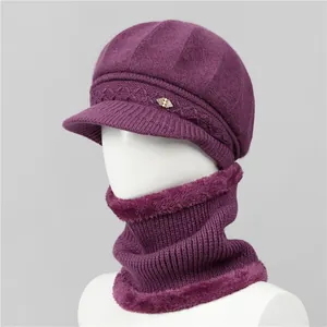 Textura de punto detallada del conjunto de gorro de pelo de conejo morado y bufanda