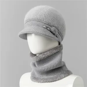 Vista detallada del gorro de punto gris y bufanda con forro polar y pompón de pelo