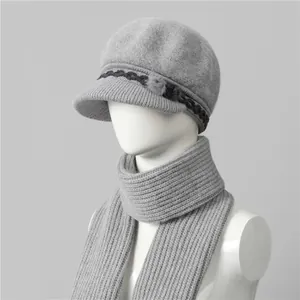 Detalle del conjunto de gorro y bufanda de punto gris con pompón para mujeres mayores en invierno