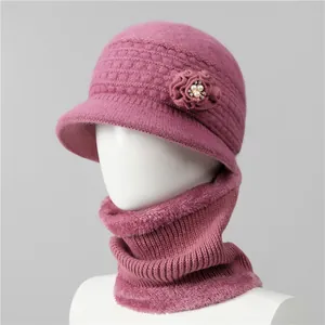 Conjunto de gorro y bufanda de punto rosa con detalle de flores y forro suave