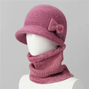 Detalle de gorro y bufanda de punto de invierno con decoración de lazo y forro polar