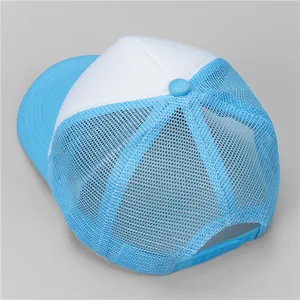 Vue détaillée de la casquette trucker bleu ciel avec maille respirante et fermeture réglable