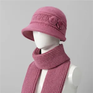 Detalle de conjunto de gorro de punto cálido con flores 3D y bufanda a juego