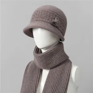 Detalle de conjunto de gorro y bufanda de punto cálido para ancianas con flor