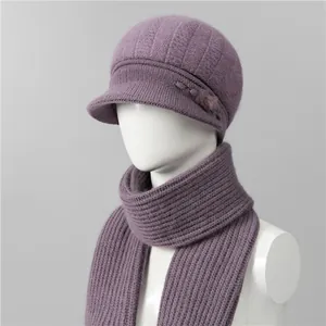 Detalle del conjunto de gorro y bufanda de punto violeta claro con pompones de piel sintética