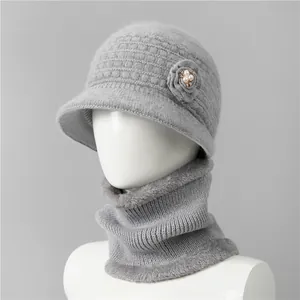 Detalle de gorro de punto gris claro con flor de perla y forro de felpa de piel sintética