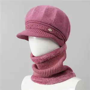Detalle del conjunto de gorro de punto rosa y bufanda con hebilla de perla y forro polar