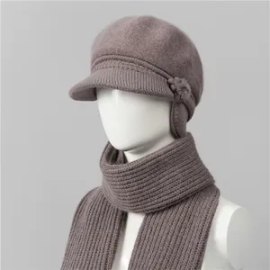 Detalle del conjunto de gorro y bufanda de punto con flores y forro polar en rosa viejo