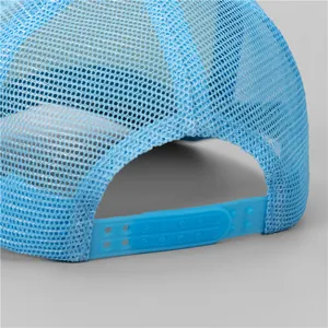 Détail d'une casquette trucker en mesh bleu clair avec tissu respirant et snapback réglable