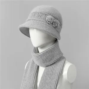 Detalle de conjunto de gorro y bufanda de punto gris claro para mujeres mayores con piel