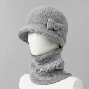 Detalle de conjunto de gorro y bufanda de punto gris claro con lentejuelas y piel