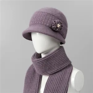 Detalle de conjunto de gorro y bufanda de punto púrpura con adorno de flor y perla