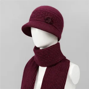 Detalle del tejido del conjunto de gorro de invierno burdeos y bufanda con flor tejida