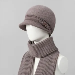 Detalle de gorro de punto gris púrpura cálido con flor de lana y bufanda a juego