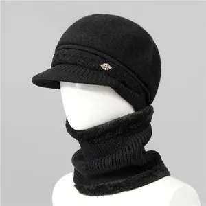 Detalle de gorro de punto negro con forro de piel sintética y calentador de cuello a juego