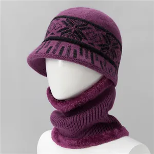 Detalle de gorro de punto morado y calentador de cuello con estampado de copos