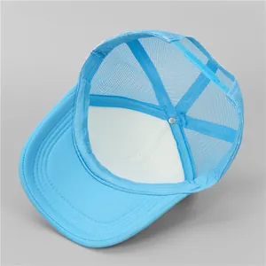 Détail d'une casquette mesh bleue montrant la doublure, le bandeau et le fermoir arrière