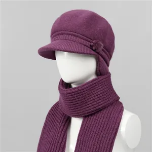 Detalle del conjunto de gorro y bufanda de punto violeta con flores y textura suave