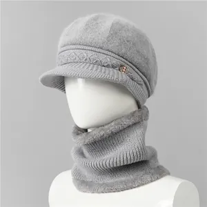 Detalle de conjunto de gorro y bufanda de punto gris con adornos de perlas y cristales
