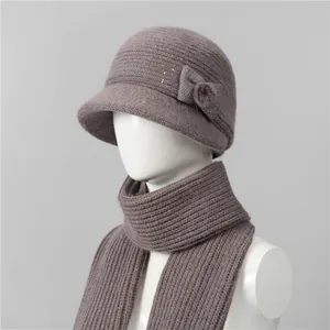 Detalle de gorro de punto morado con lentejuelas y bufanda para mujeres mayores