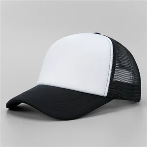 Vue détaillée d'une casquette trucker noir et blanc avec maille et panneau avant blanc vierge