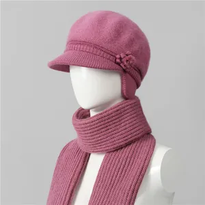 Detalle de gorro de punto color malva con flor y conjunto de bufanda a juego
