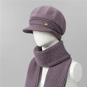 Detalle de conjunto de gorro y bufanda de punto violeta con trenzado y perla