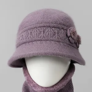Gorro de invierno de punto para mujeres mayores en color malva con detalle floral