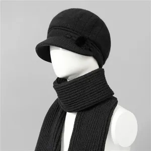 Detalle de gorro de invierno de punto negro con visera y bufanda a juego en modelo