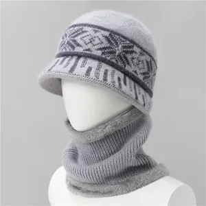Detalle del gorro de punto y calentador de cuello con forro de vellón gris grueso