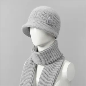 Detalle de conjunto de gorro y bufanda de punto gris claro con diseño de diamantes