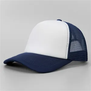 Détail d'une casquette trucker bleu et blanc avec maille respirante et surpiqûres