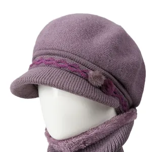 Conjunto de gorro y bufanda de invierno para mujer mayor en lavanda con diseño floral
