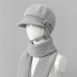 Detalle del conjunto de invierno de punto gris con forro polar y adornos florales