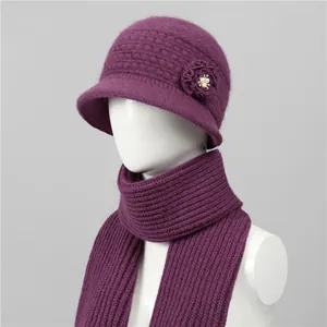 Detalle de gorro de punto morado con flor de perlas y bufanda de invierno a juego