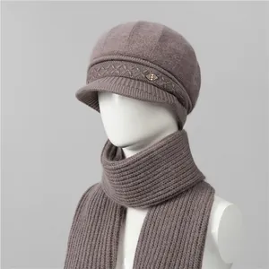 Detalle del conjunto de punto lavanda con gorro y bufanda con broche y textura de canalé