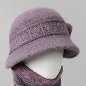 Conjunto de gorro y bufanda de punto violeta oscuro con flor para mujer mayor