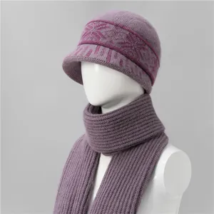 Detalle de conjunto de gorro y bufanda de punto violeta con patrones jacquard para mujer