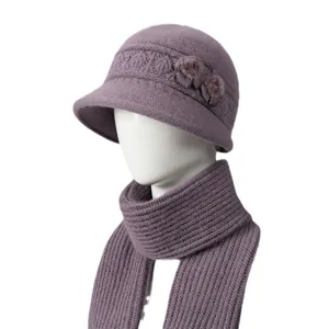 Conjunto de gorro y bufanda de punto para mujer mayor con detalle de flor en color lila