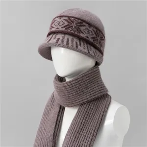 Detalle de conjunto de gorro y bufanda de punto malva con diseño de copos de nieve