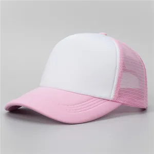Vue détaillée du chapeau trucker en mesh rose et blanc avec bord incurvé et design cinq pans