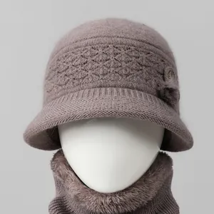 Conjunto de gorro y bufanda de punto para mujer en malva con detalle de flor de invierno