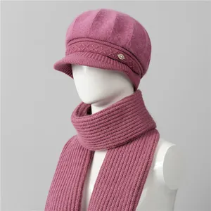 Detalle de conjunto de gorro y bufanda de punto rosa oscuro en una cabeza de maniquí