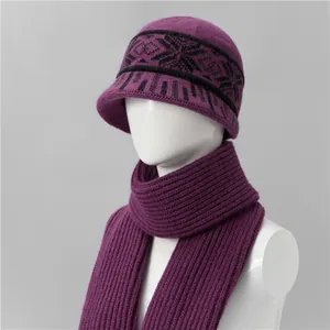 Detalle de conjunto de gorro y bufanda de punto violeta con patrones y textura acanalada