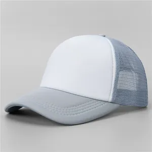 Détail de la casquette bicolore avec dos en maille respirante et visière à coutures grises